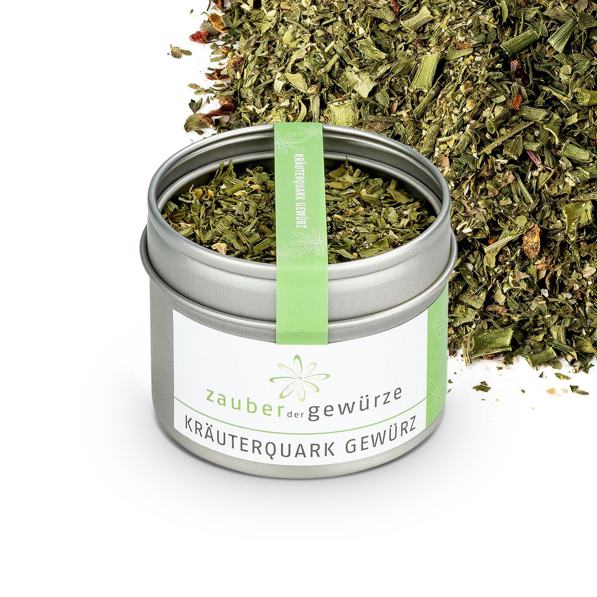 Geöffnete Dose Kräuterquark-Gewürz. Aufschrift: Zauber der Gewürze Kräuterquark Gewürz. Grünes Etikett mit Aufschrift Kräuterquark Gewürz. Kräuter daneben.