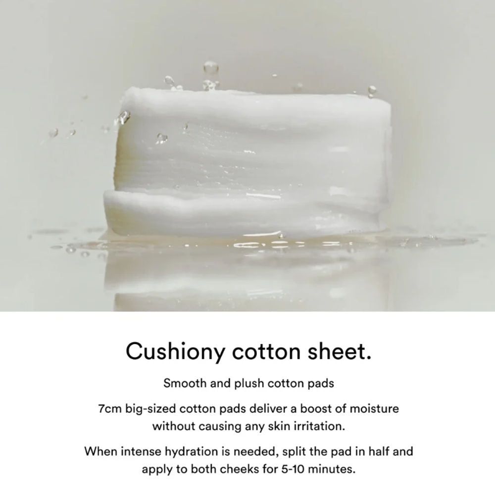Weiche, weiße Wattepads, teilweise in Wasser getaucht. Text: Cushiony cotton sheet. 7cm große Pads.