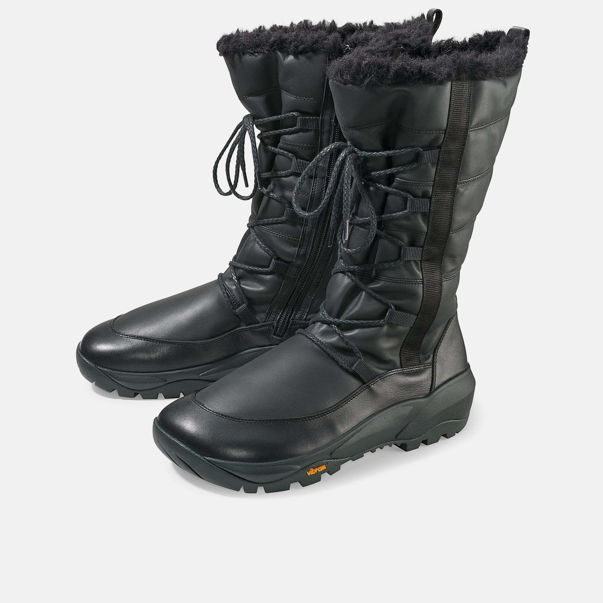Schwarze Stiefel mit Schnürung und Fellbesatz. Seitlicher Reißverschluss. Sohle mit Logo. Breite Ausführung.