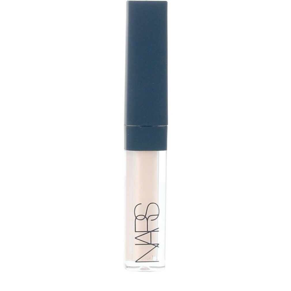 Konzentrierter Concealer in einem transparenten Behälter mit dunkelblauem Deckel. Der Markenname NARS ist aufgedruckt.