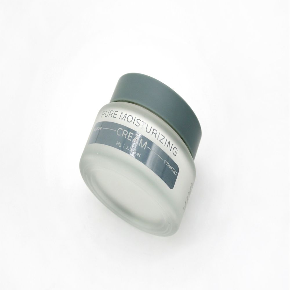 Creme-Glas mit Deckel. Aufschrift: Pure Moisturizing Cream. Marke: Yu.R.