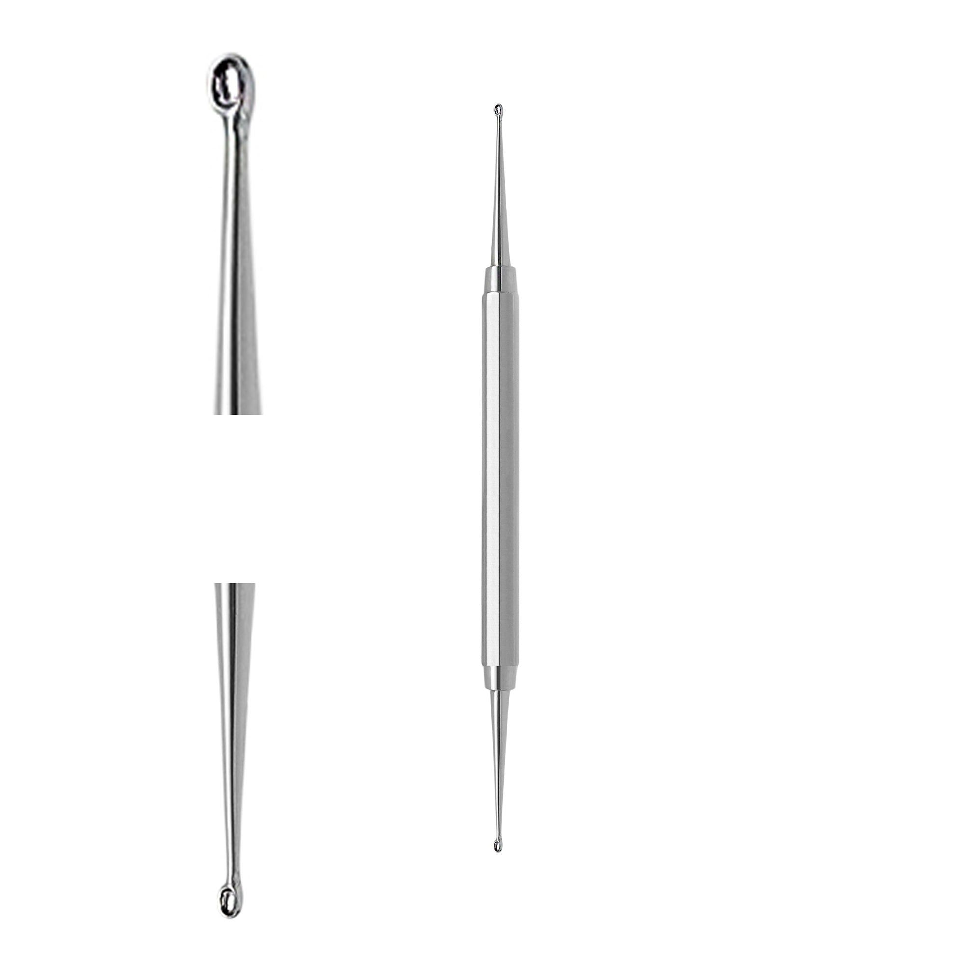 Doppelseitiger Komedonenheber aus Metall. Ein Ende mit Schlaufe, das andere spitz. Einzelne Teile.