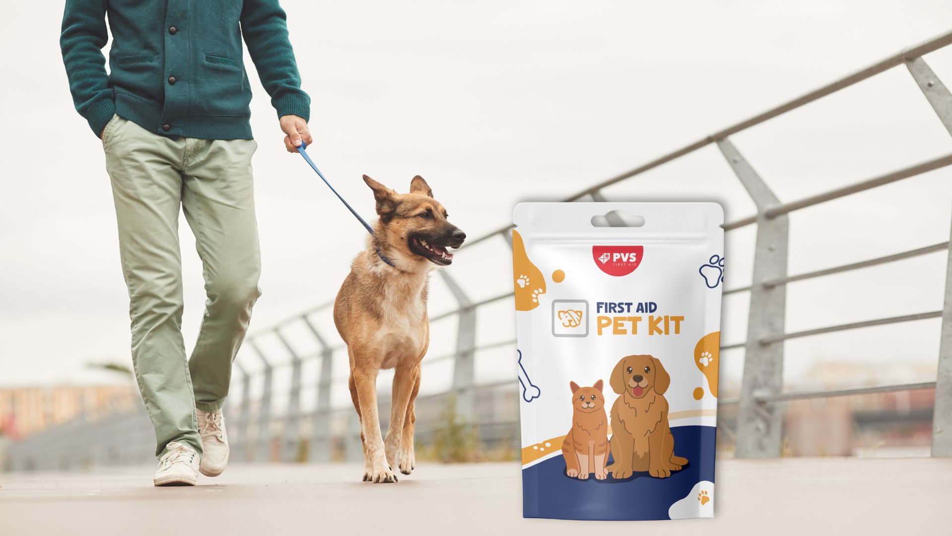 Person geht mit Hund an der Leine, daneben PVS Erste-Hilfe-Set für Haustiere. Weiße Tasche mit Hund- und Katzendarstellung.