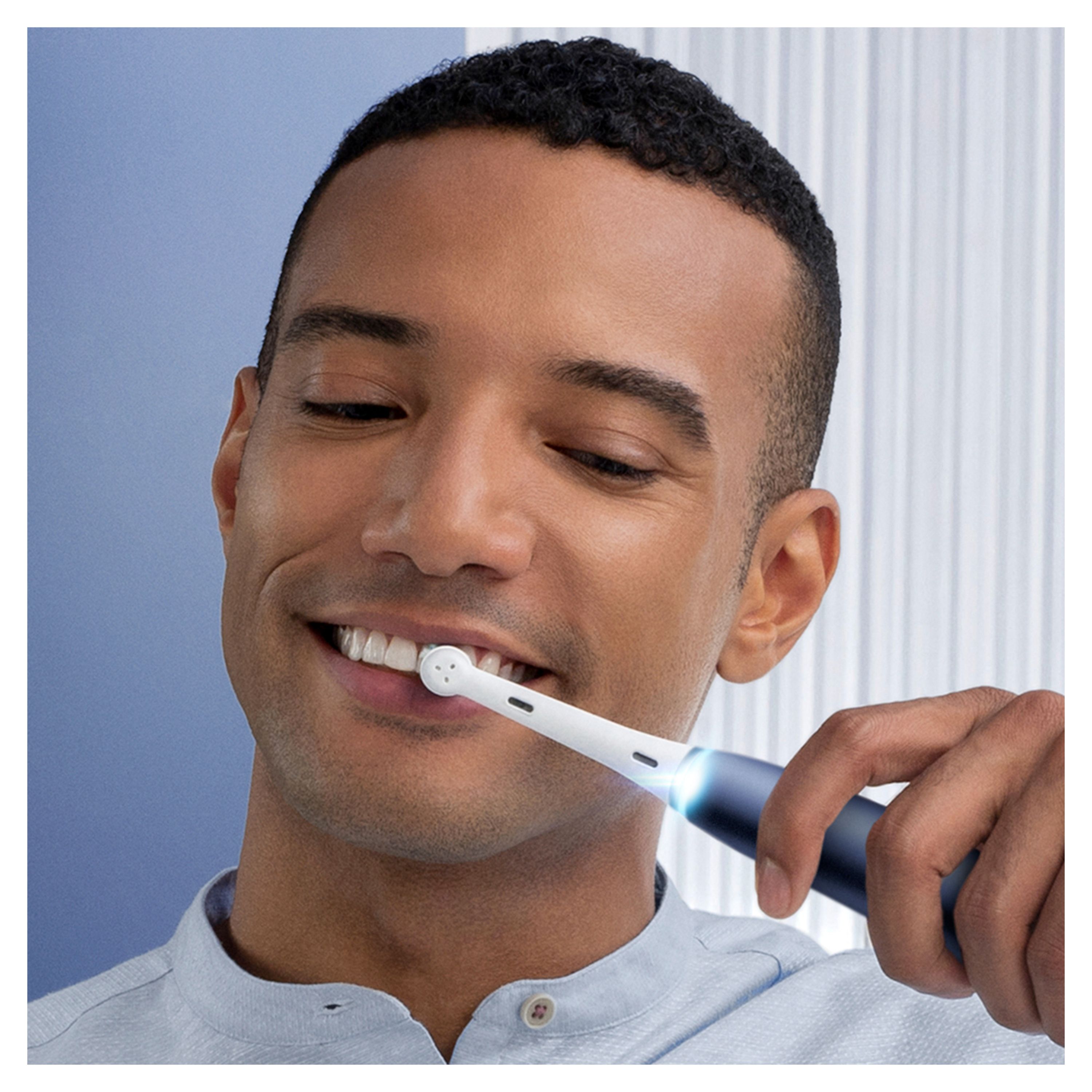 Oral-B - Elektrische Zahnbürste "iO Series 7 + Reiseetui" in Blau