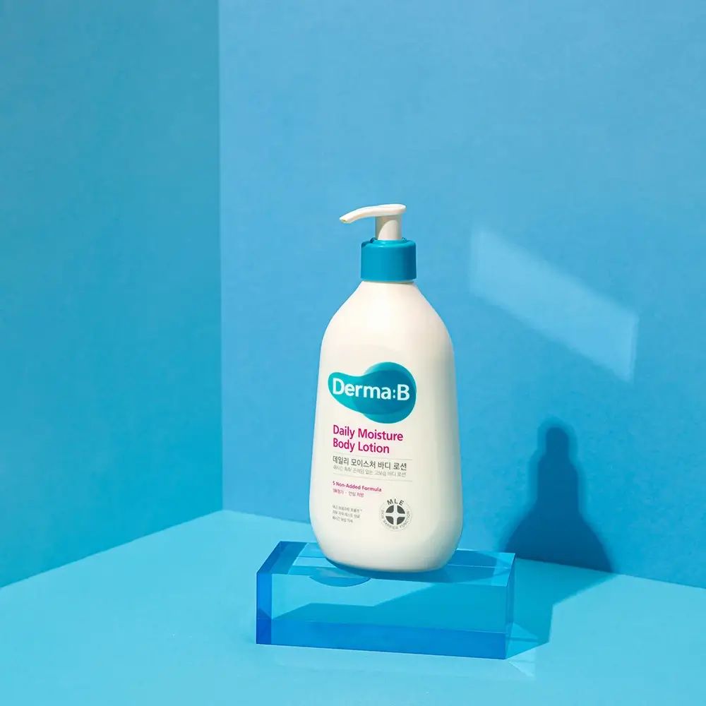 Weiße Flasche mit blauem Pumpkopf auf blauem Podest. Aufschrift: Derma:B Daily Moisture Body Lotion. Logo.