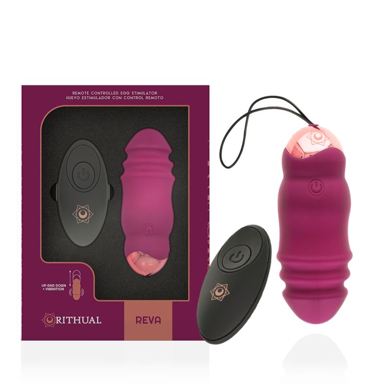 Violett-farbener Stimulator und Fernbedienung in Verpackung. Aufschrift: Rithual Reva. Fernbedienung schwarz mit Logo. Verpackung mit Produktabbildung.
