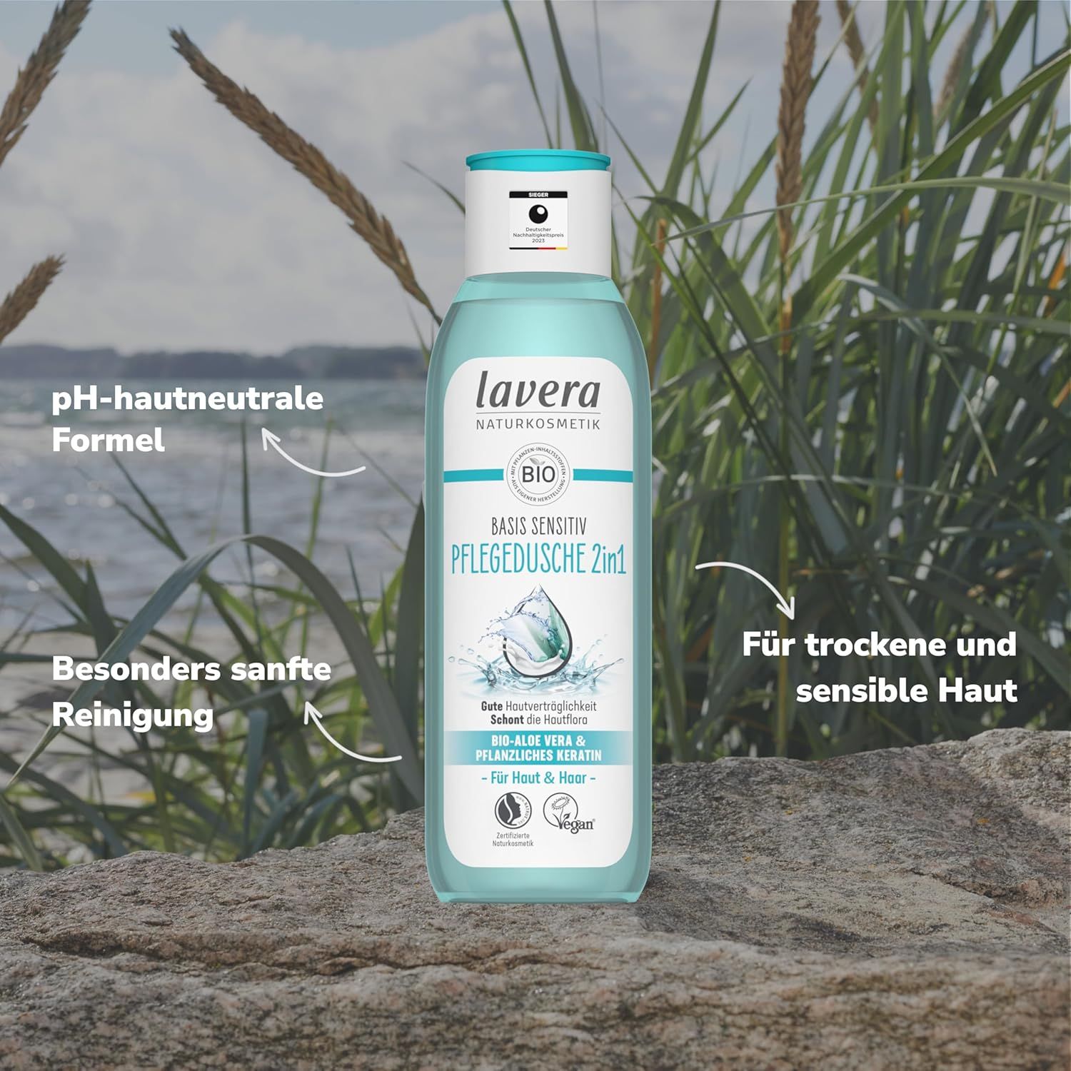 Hellblaue Flasche mit weißem Deckel. Aufschrift: lavera, Basis Sensitiv Pflegedusche 2in1. Bio-Aloe Vera & pflanzliches Keratin.