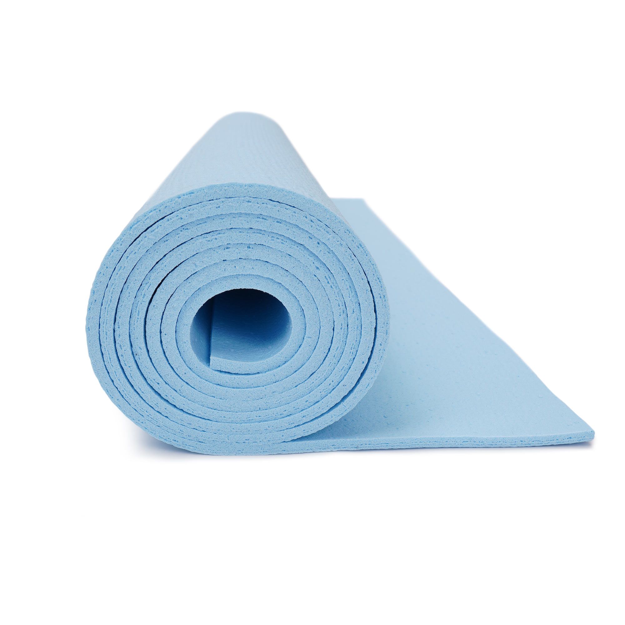 Hellblaue Yogamatte, aufgerollt, mit sichtbarer Textur.