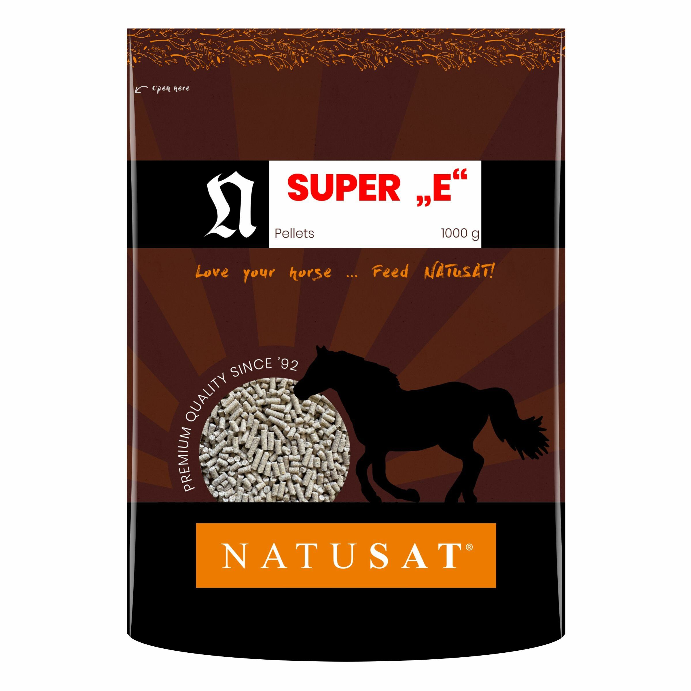 Beutel mit Natusat Super E Pellets. Braune Verpackung mit Logo, Text und Pferde-Silhouette. Enthält 1000 g Pellets.