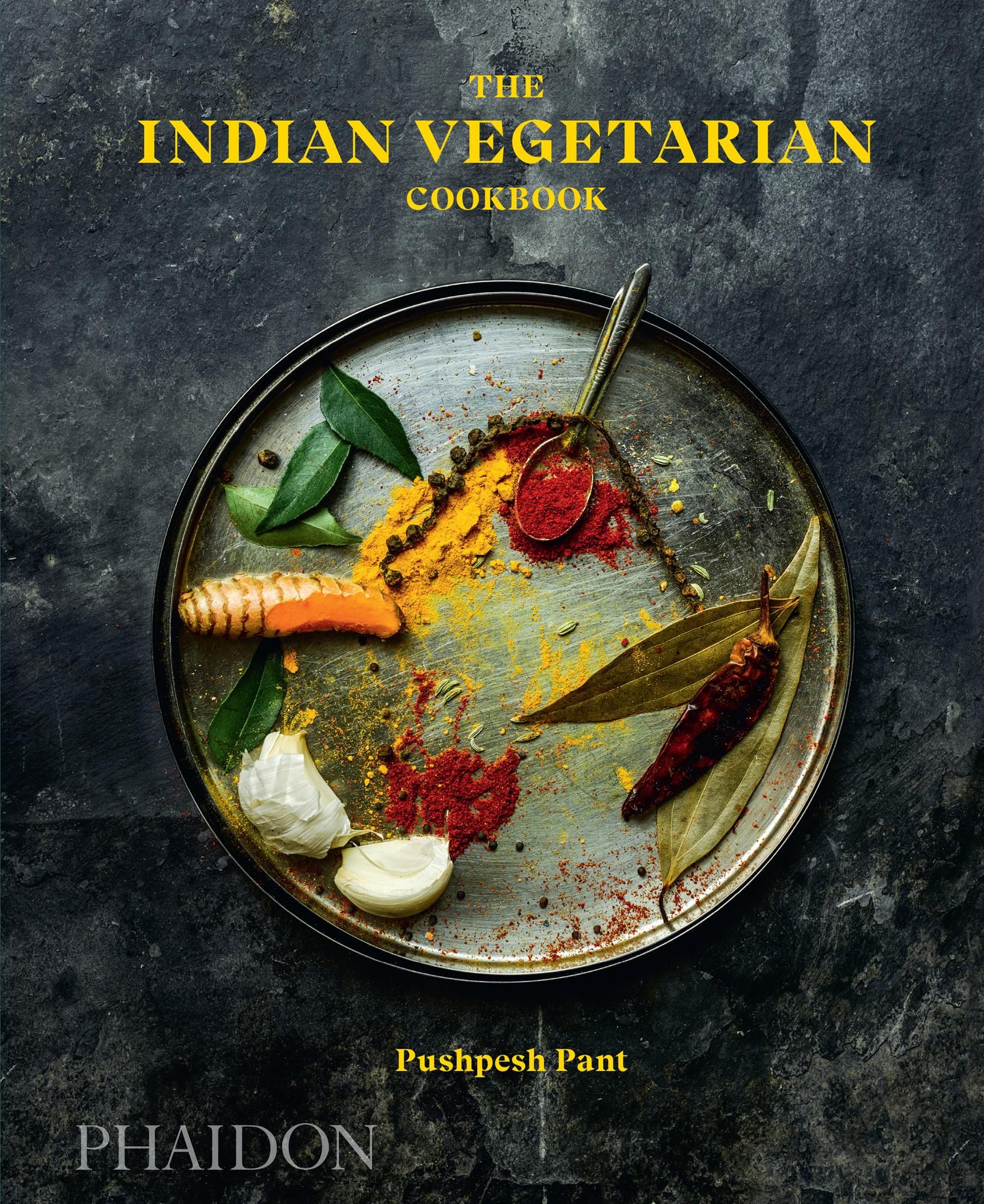 Kochbuch "The Indian Vegetarian Cookbook" mit Gewürzen auf einem Tablett. Autor: Pushpesh Pant. Verlag: Phaidon.