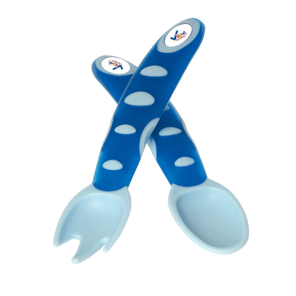 Blaues Gabel- und Löffelset für Babys. Blaue Griffe mit weißen Punkten, hellblaue Essbereiche. Logo auf den Griffenden.