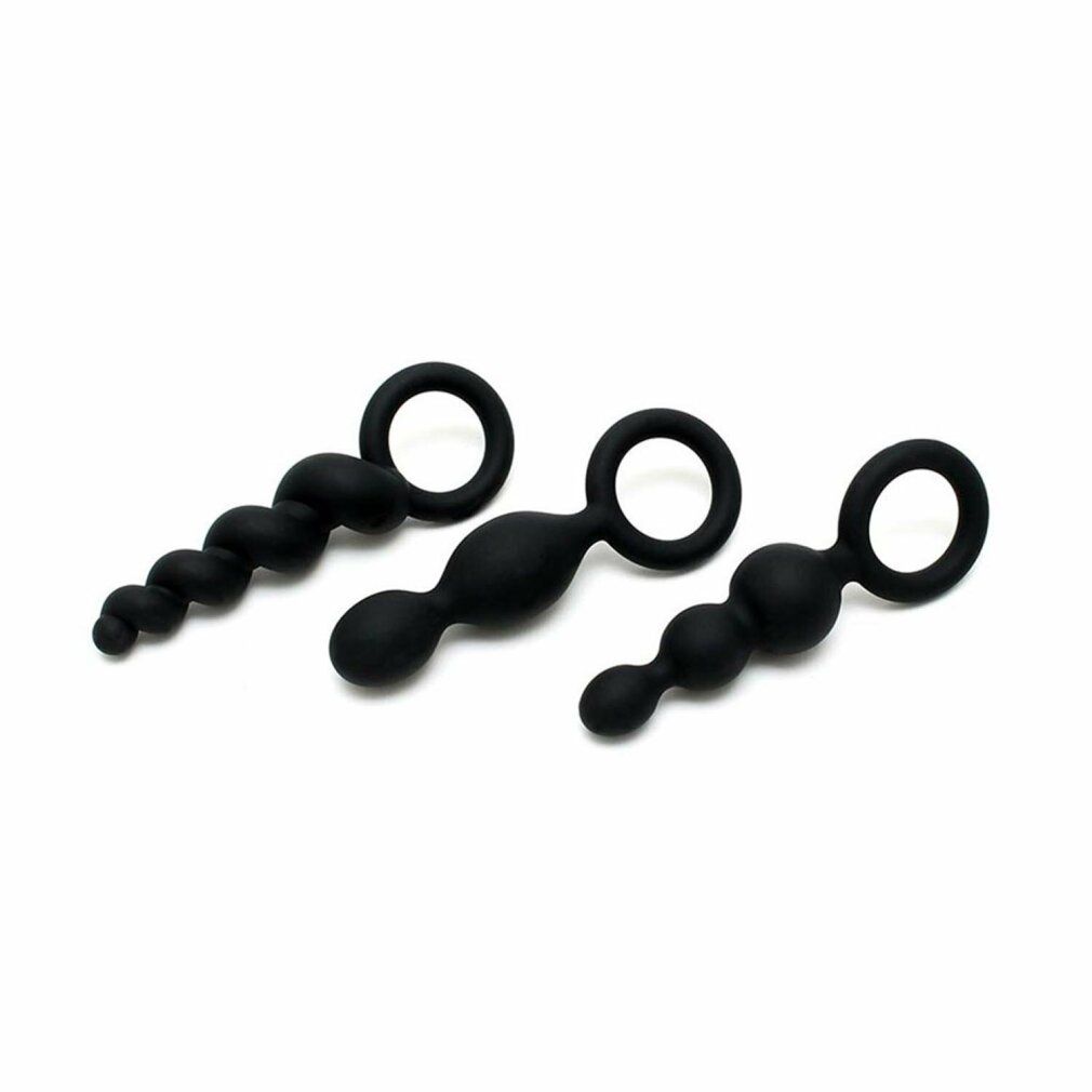 Drei schwarze Anal-Plugs mit Ringgriff. Verschiedene Formen: spiralförmig, rund und tropfenförmig.