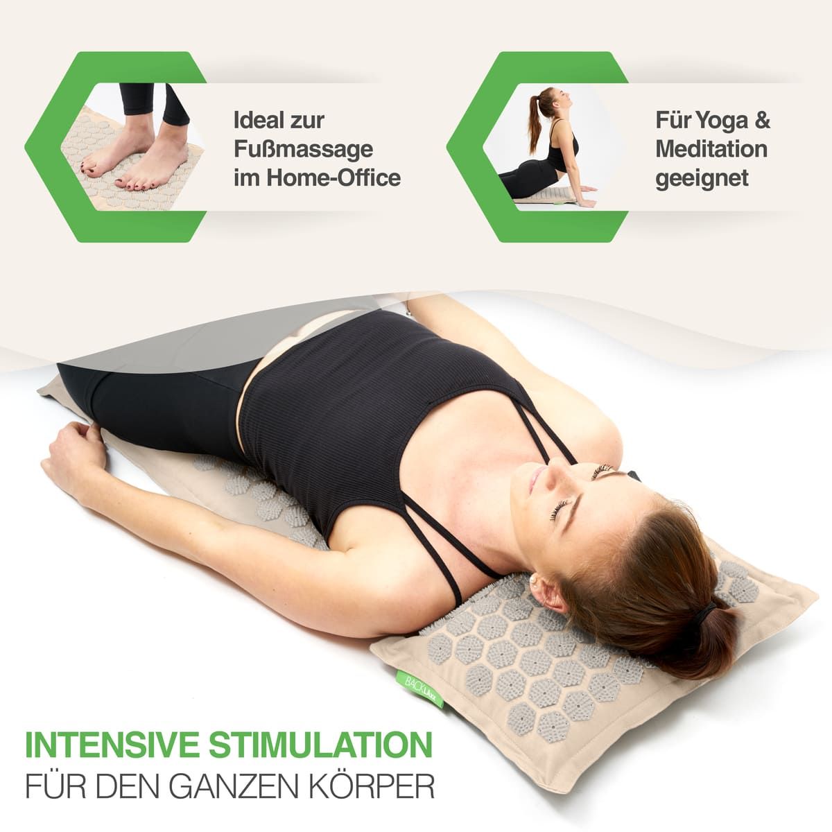 Frau liegt auf Akupressurmatte und Kissen. Text: Ideal zur Fußmassage im Home-Office. Für Yoga & Meditation geeignet. Intensive Stimulation.