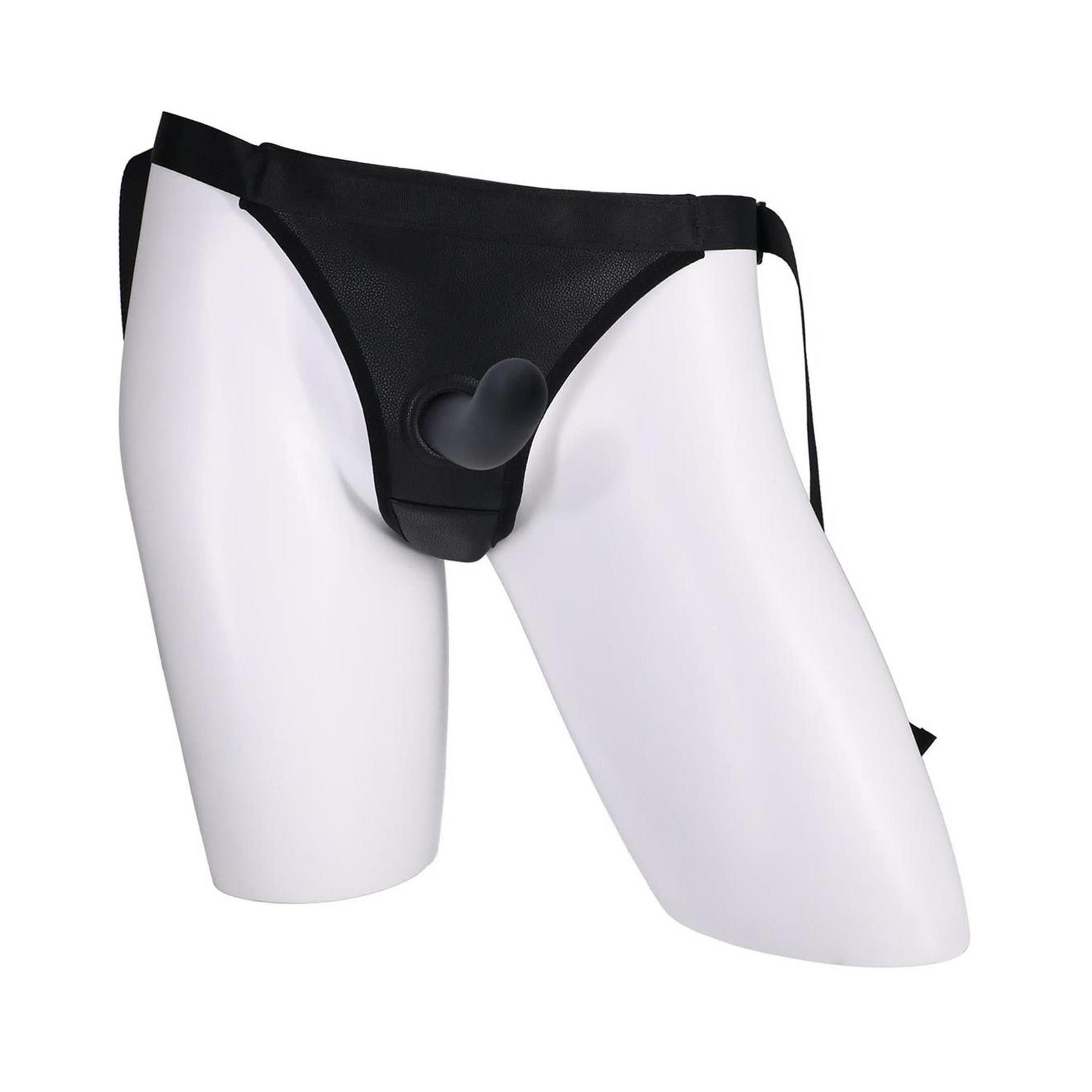 Schwarzes Harness mit Öffnung für einen Dong. Auf einem weißen Schaufensterpuppen-Unterkörper platziert. Verstellbare Gurte.
