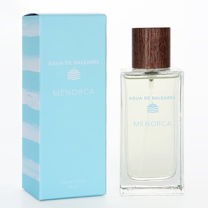 Hellblaues Parfum mit Holzdeckel und hellblauer Verpackung. Aufschrift: Agua de Baleares Menorca.