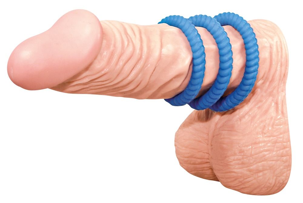Penis mit drei blauen Penisringen. Geriffelte Oberfläche der Ringe.