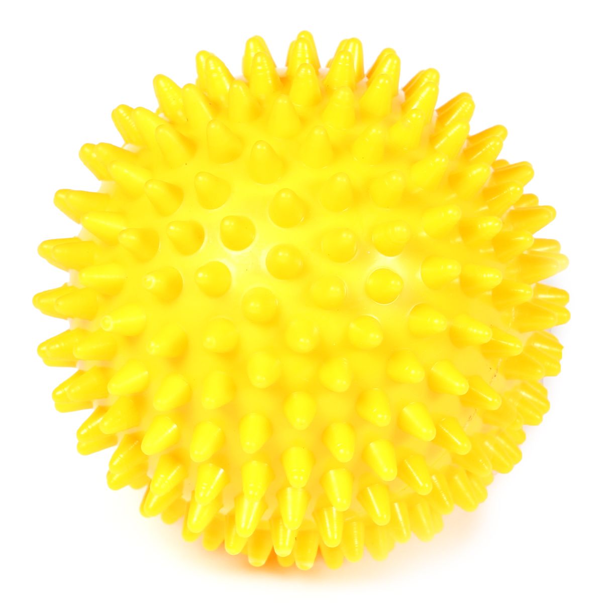Gelber Massageball mit Noppen. Kugelform, Oberfläche mit konischen Erhebungen. Nahaufnahme, isoliert auf weißem Hintergrund.