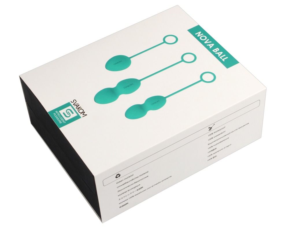 Weiße Verpackung mit Abbildung von drei grünen Kegel-Übungs-Kugeln. Auf der Verpackung steht "NOVA BALL" und das Logo von Svakom.