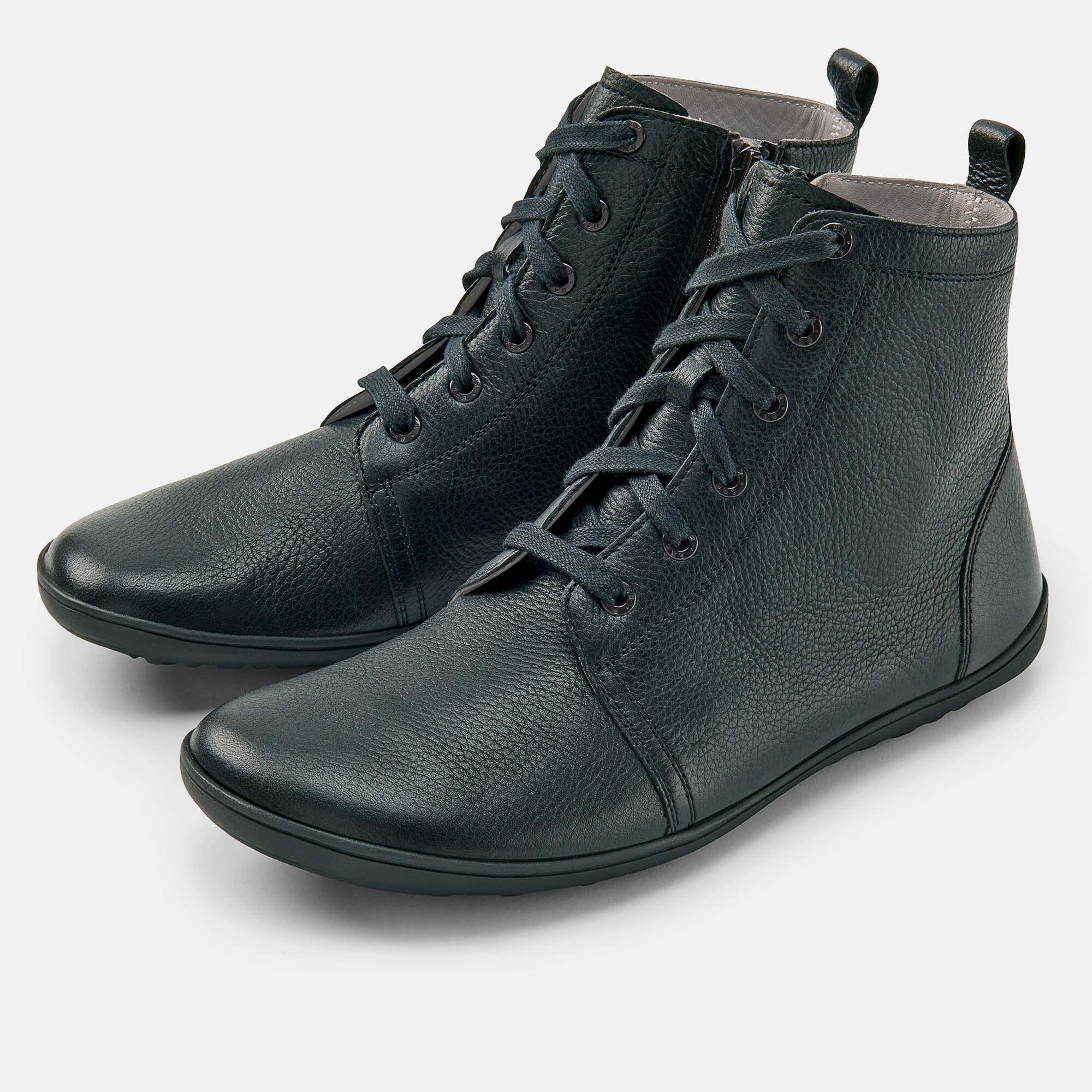 Paar schwarze Lederstiefel mit Schnürung und Reißverschluss.