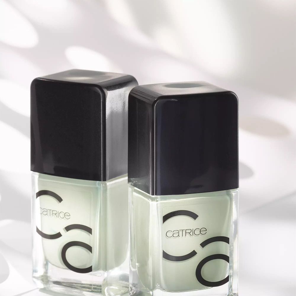 Zwei Nagellackflaschen mit schwarzem Deckel. Marke Catrice.