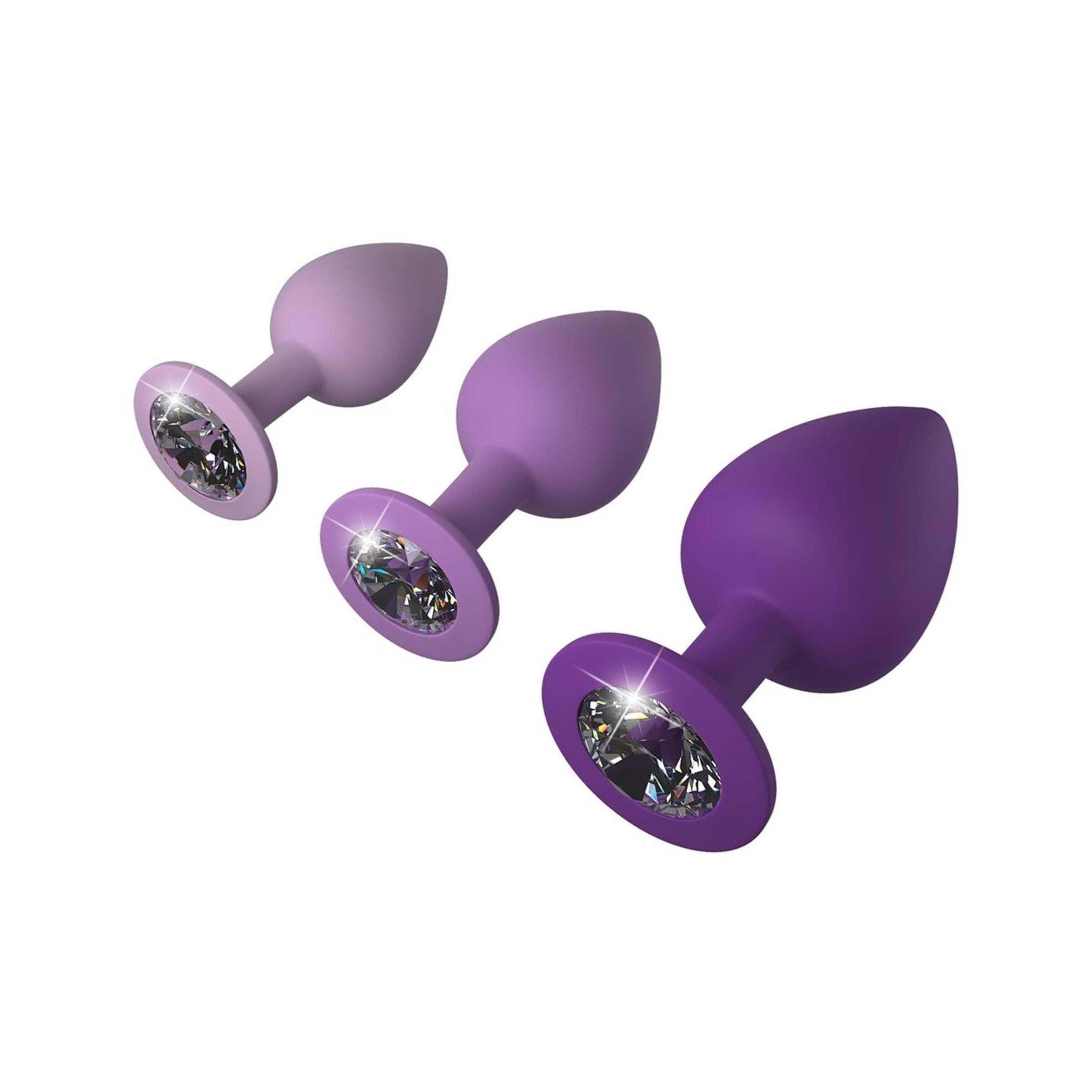 Drei verschiedenfarbige, konische Produkte mit runden Basen und Schmucksteinen. Farben: Hellviolett, Violett, Dunkelviolett.