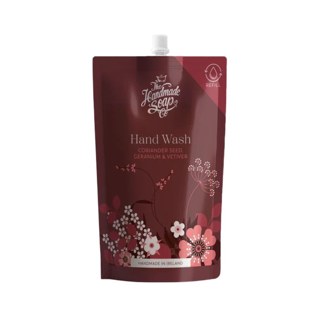 Nachfüllbeutel für Handseife. Dunkelroter Beutel mit floralem Design. Aufschrift: Hand Wash, Koriandersamen, Geranium & Vetiver.