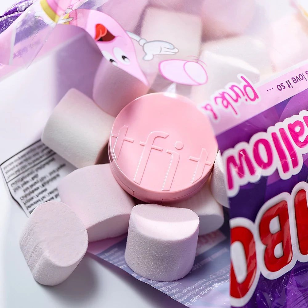 Rosa runde Dose mit Prägung 'tfit' auf vielen weißen Marshmallows.