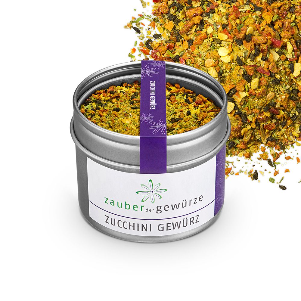 Zylindrische Dose Zauber der Gewürze Zucchini Gewürz. Gewürze daneben. Weißes Etikett mit Produktnamen. Lila Band mit Produktnamen.