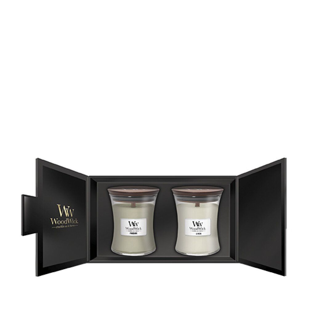 Geschenkbox mit zwei Kerzengläsern. Braune Deckel, weiße Etiketten. Schwarze Box mit Logo, geöffnet.