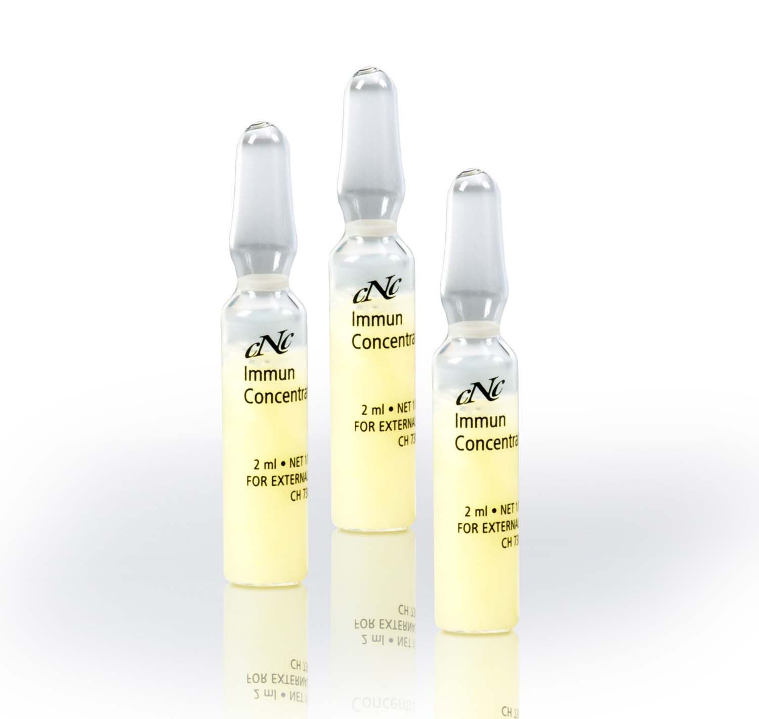 Drei Ampullen mit CNC Immun Concentrate. Klare Glasbehälter mit gelblicher Flüssigkeit. Beschriftung und Verschluss.