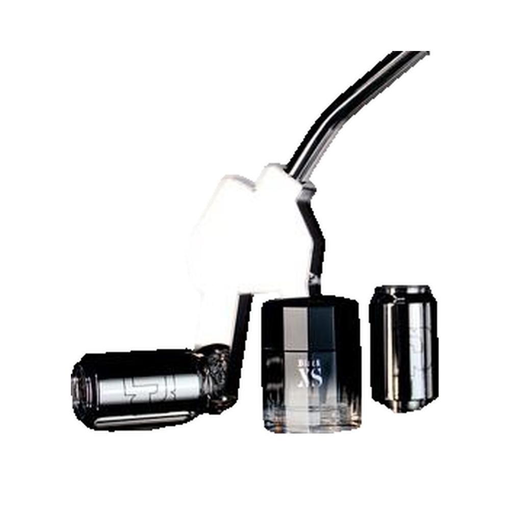 Drei Flakons. Schwarze Flasche mit Aufschrift Black XS. Silberne Flasche. Schwarze Flasche.