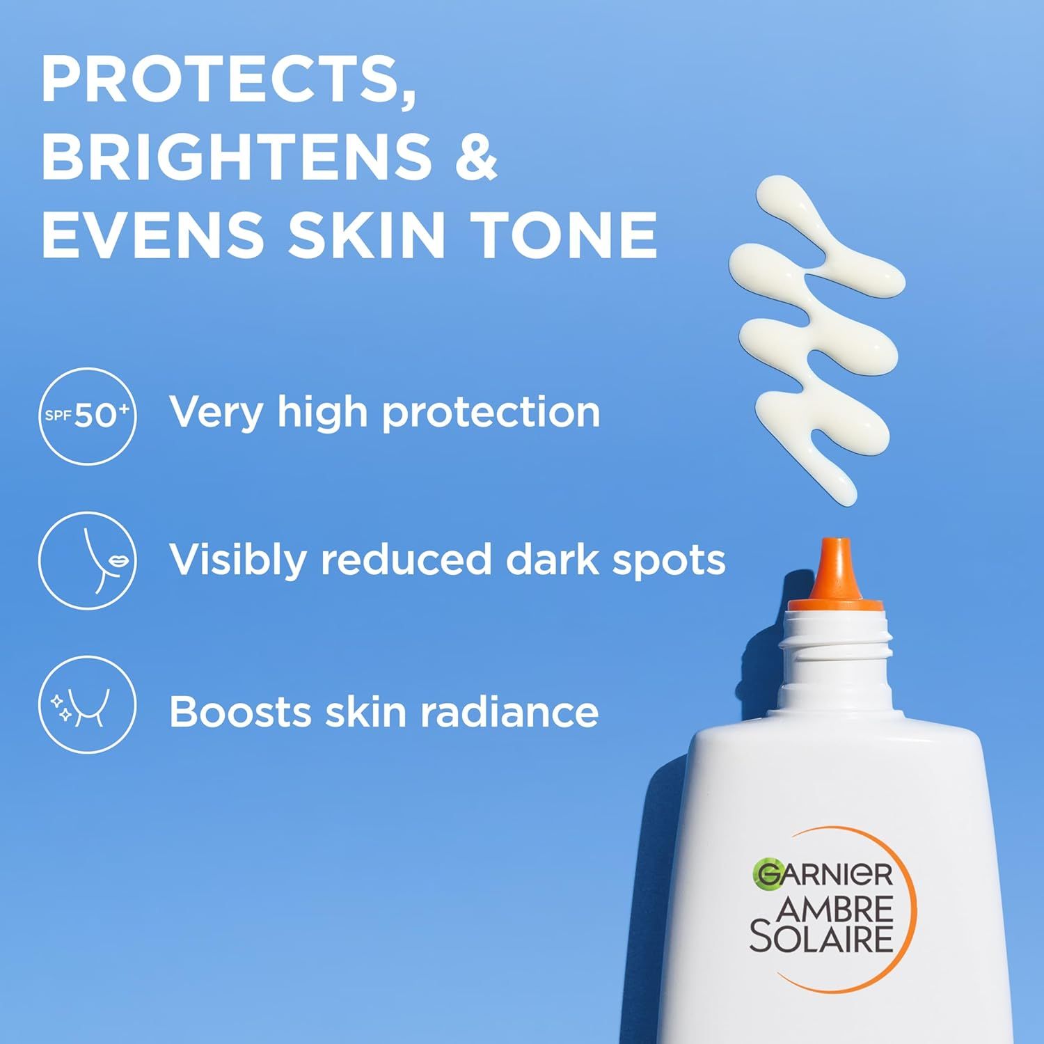 Weißes Garnier Ambre Solaire Super UV Fluid mit orangefarbenem Verschluss. Text: Schützt, hellt auf & gleicht den Hautton aus. SPF 50+.