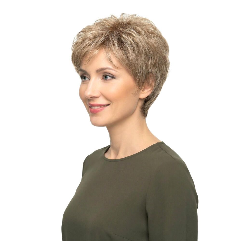 Kurzhaarperücke in Blondtönen. Seitenansicht einer Frau mit Perücke und grünem Oberteil. Weißer Hintergrund.