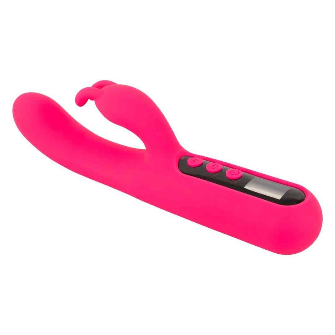 Pinkfarbener Vibrator mit gebogener Form, Hasenohren-Aufsatz und Bedienfeld mit Knöpfen und Display.
