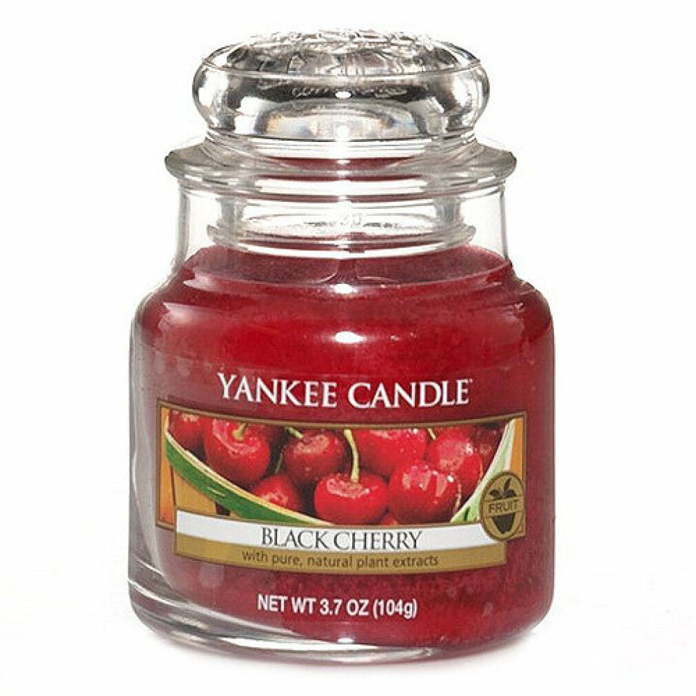 Kleine Yankee Candle Duftkerze Schwarze Kirsche im Glas mit Deckel. Rotes Wachs, Etikett mit Kirschabbildung.