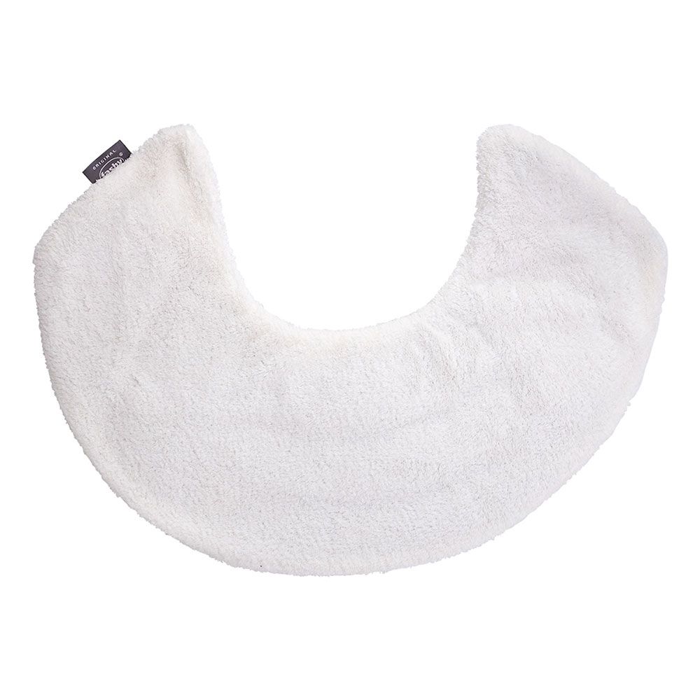 Weißes, halbkreisförmiges Wärmekissen. Flauschiges Material. Label an der Ecke.