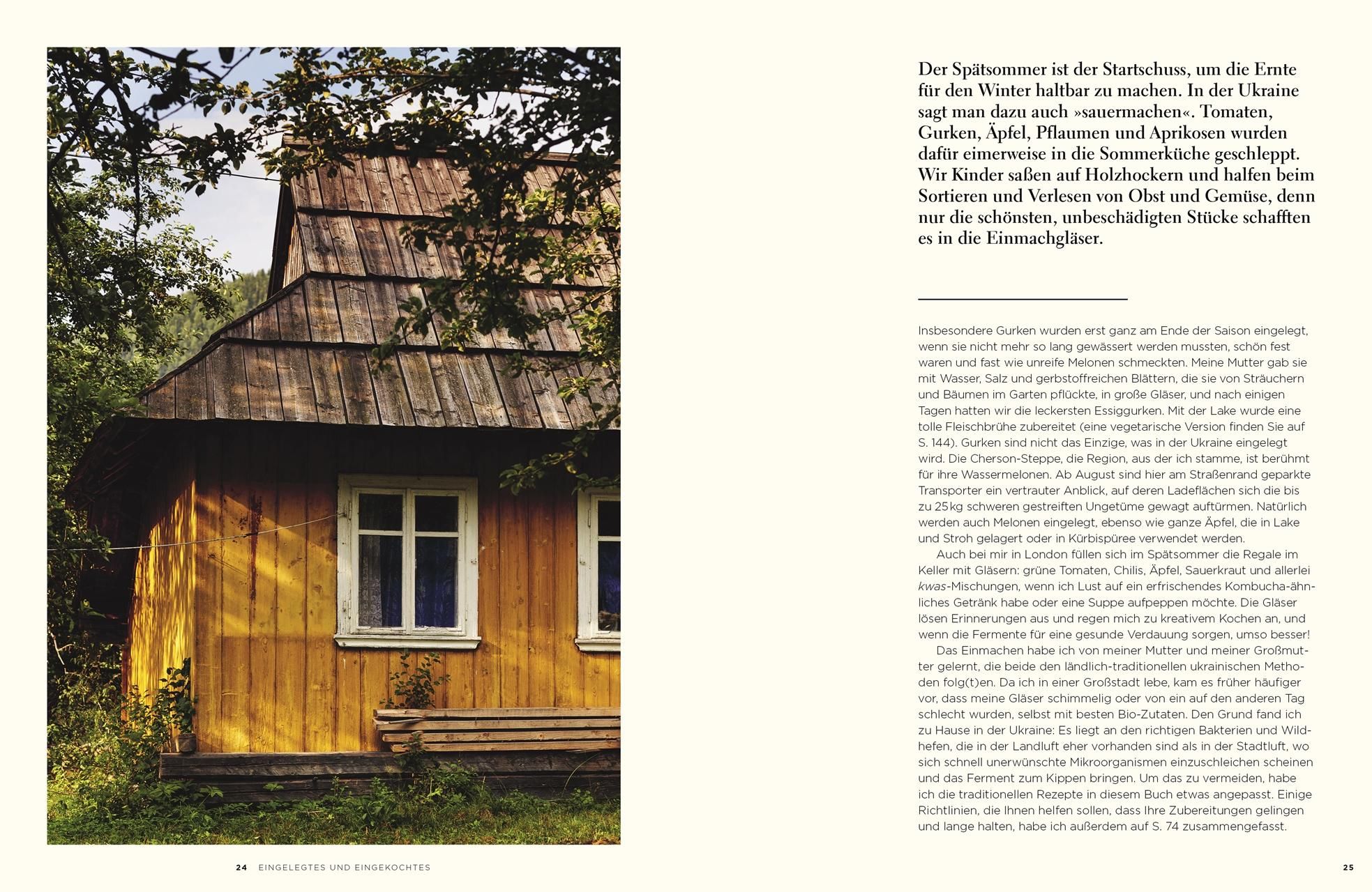 Buchseite mit Text und Foto eines gelben Holzhauses mit weißem Fenster.