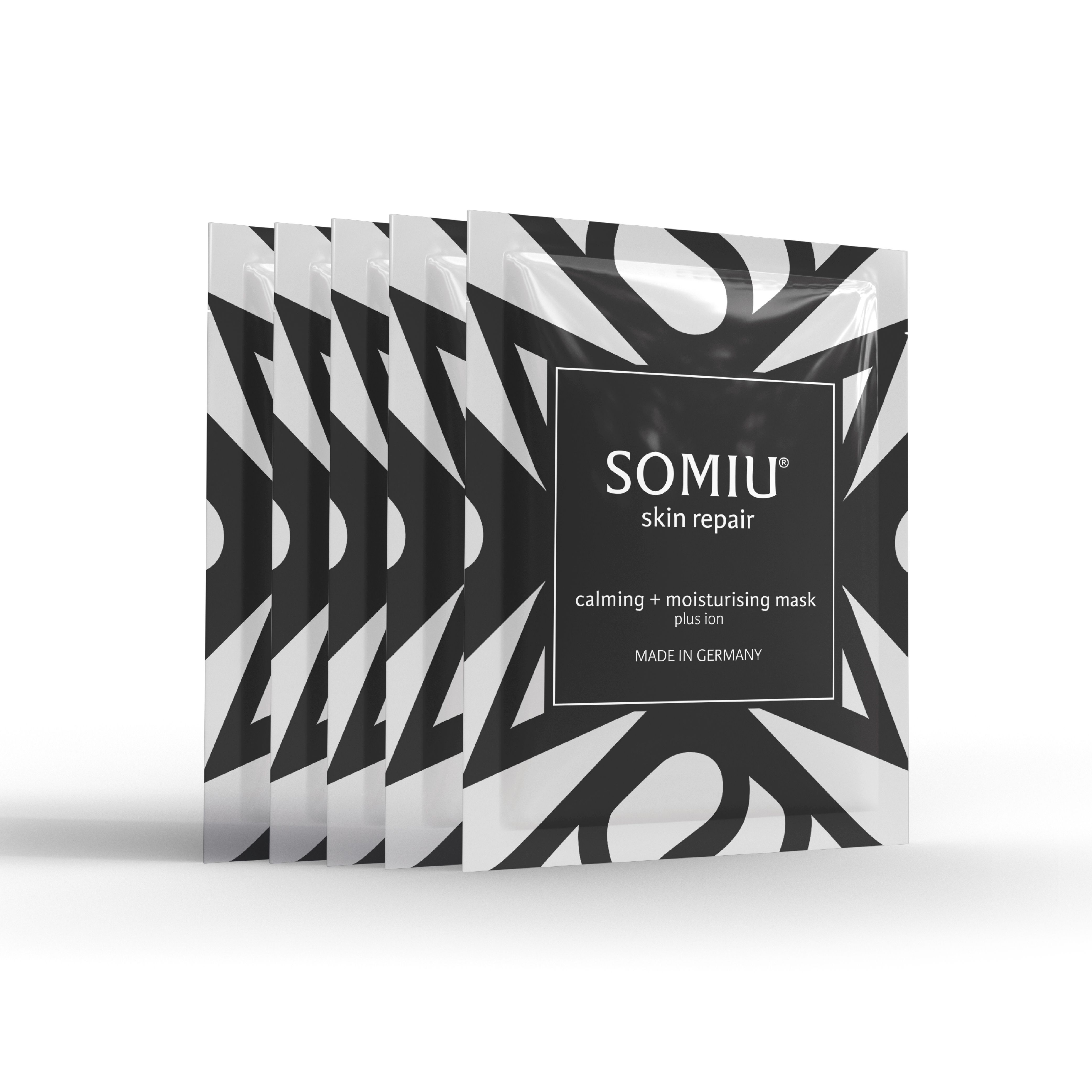Mehrere Beutel SOMIU Skin Repair Maske. Schwarzes und weißes Muster. Text: calming + moisturizing mask plus ion. Hergestellt in Deutschland.