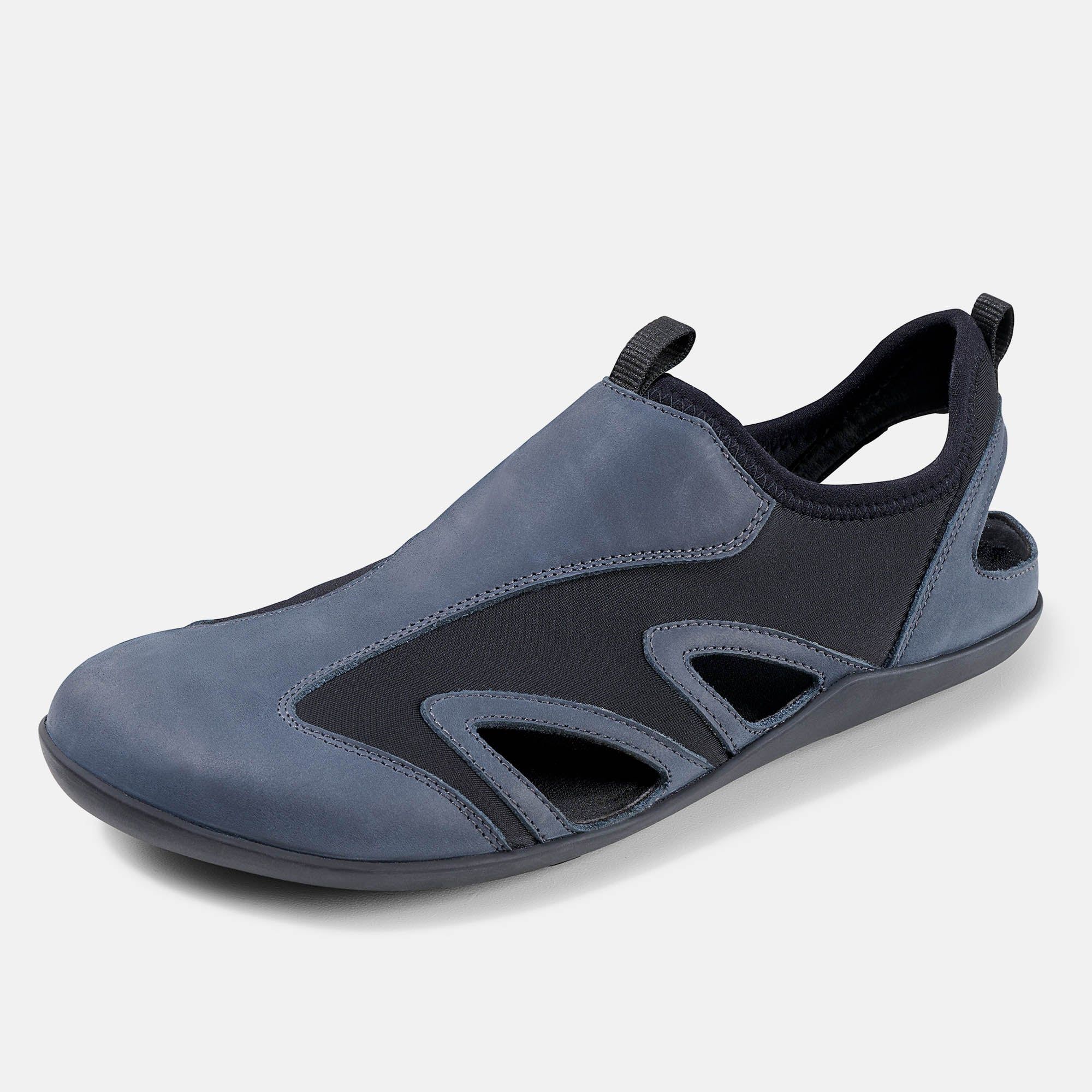 Blaue Sandale mit schwarzem Einsatz und Aussparungen. Offene Ferse, geschlossene Zehenpartie.