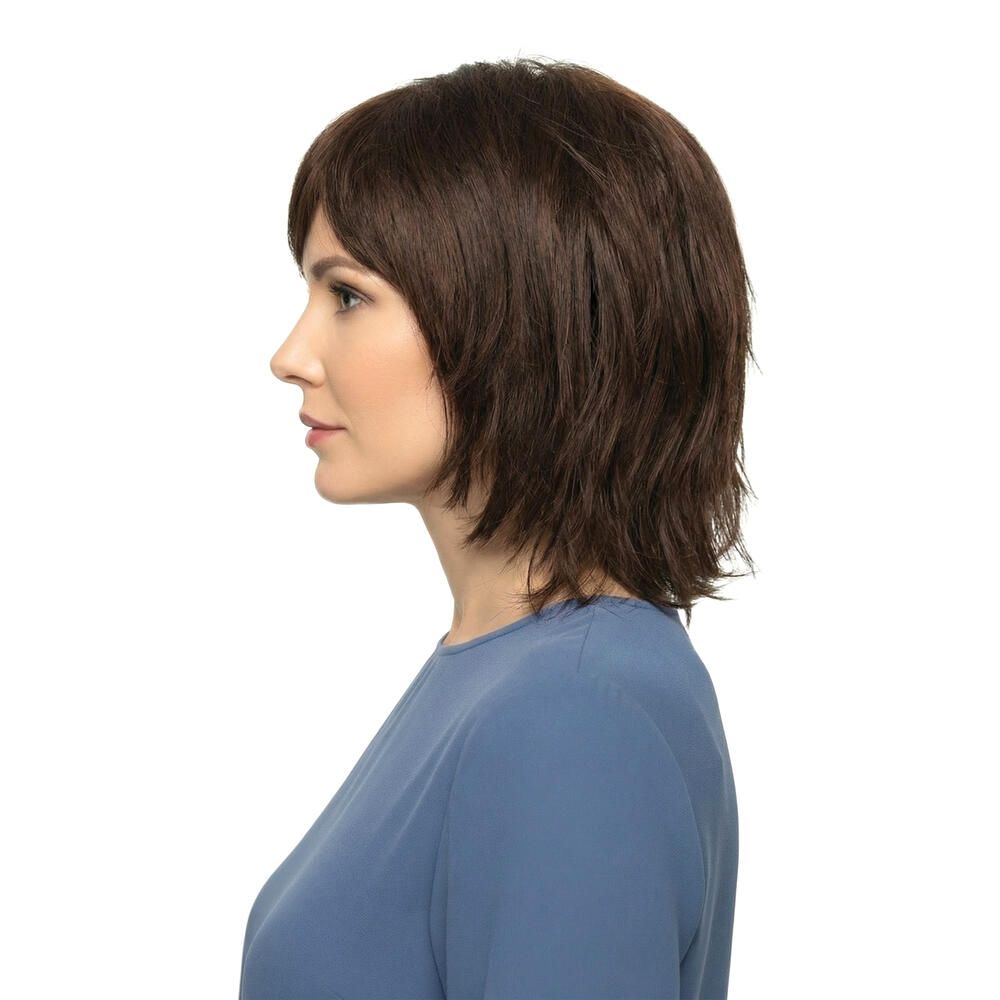 Kurzhaarperücke in Braun mit Pony. Seitenansicht einer Frau mit blauem Oberteil.