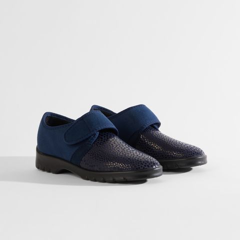 Paar blaue Damenschuhe mit Klettverschluss und geprägtem Obermaterial. Schwarze Sohle.