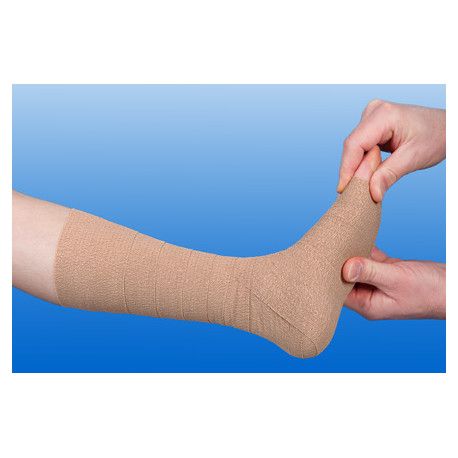 Fuß mit gewickelter Kurzzugbinde. Hände wickeln die Bandage um den Fuß.