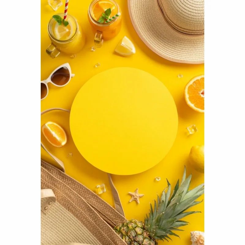 Gelber Hintergrund mit Sommeraccessoires: Hut, Sonnenbrille, Getränke, Ananas, Orangen und Seestern.