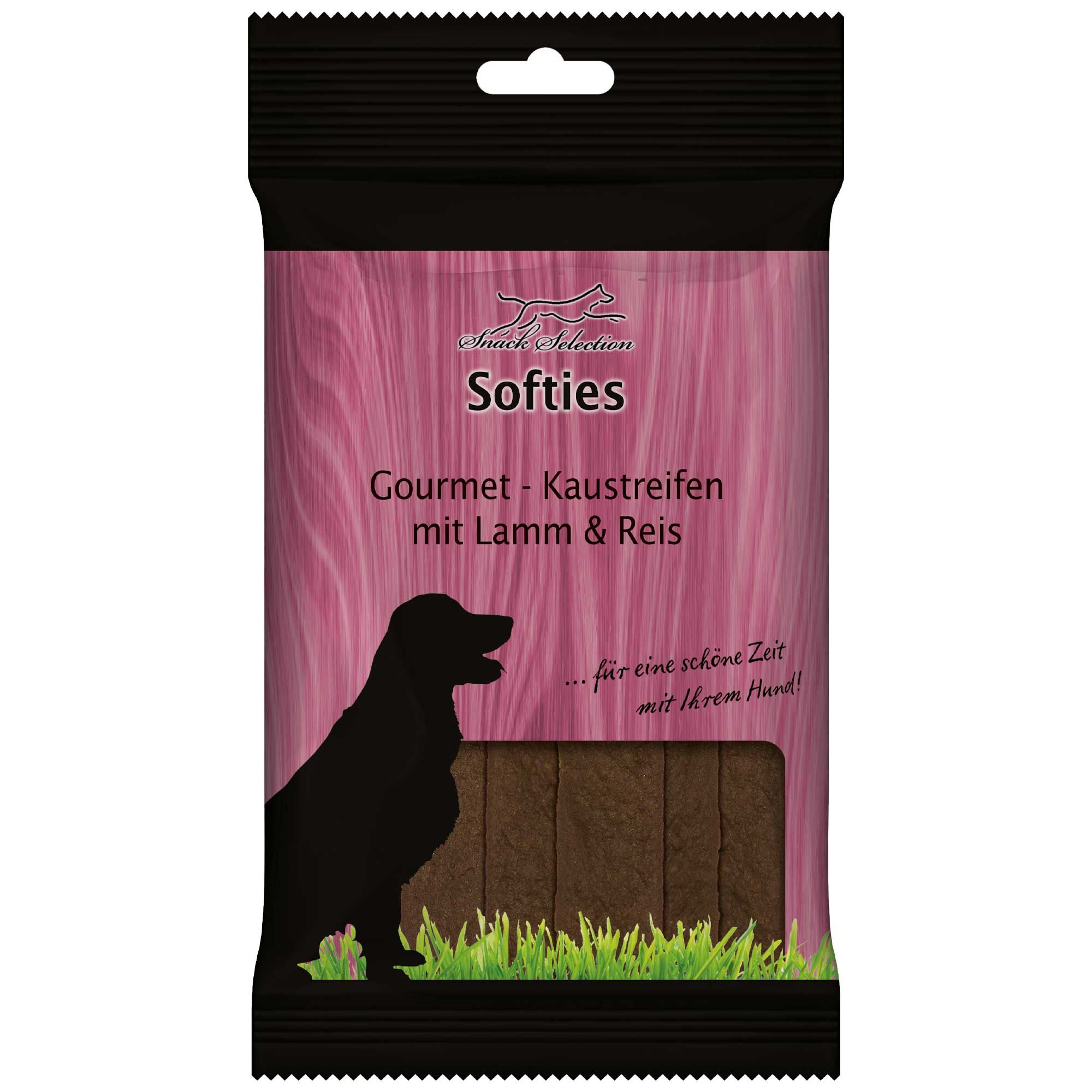 Verpackung mit Softies Kaustreifen. Text: Gourmet - Kaustreifen mit Lamm & Reis. Silhouetten von Hund und Gras. Schwarzer Beutel.