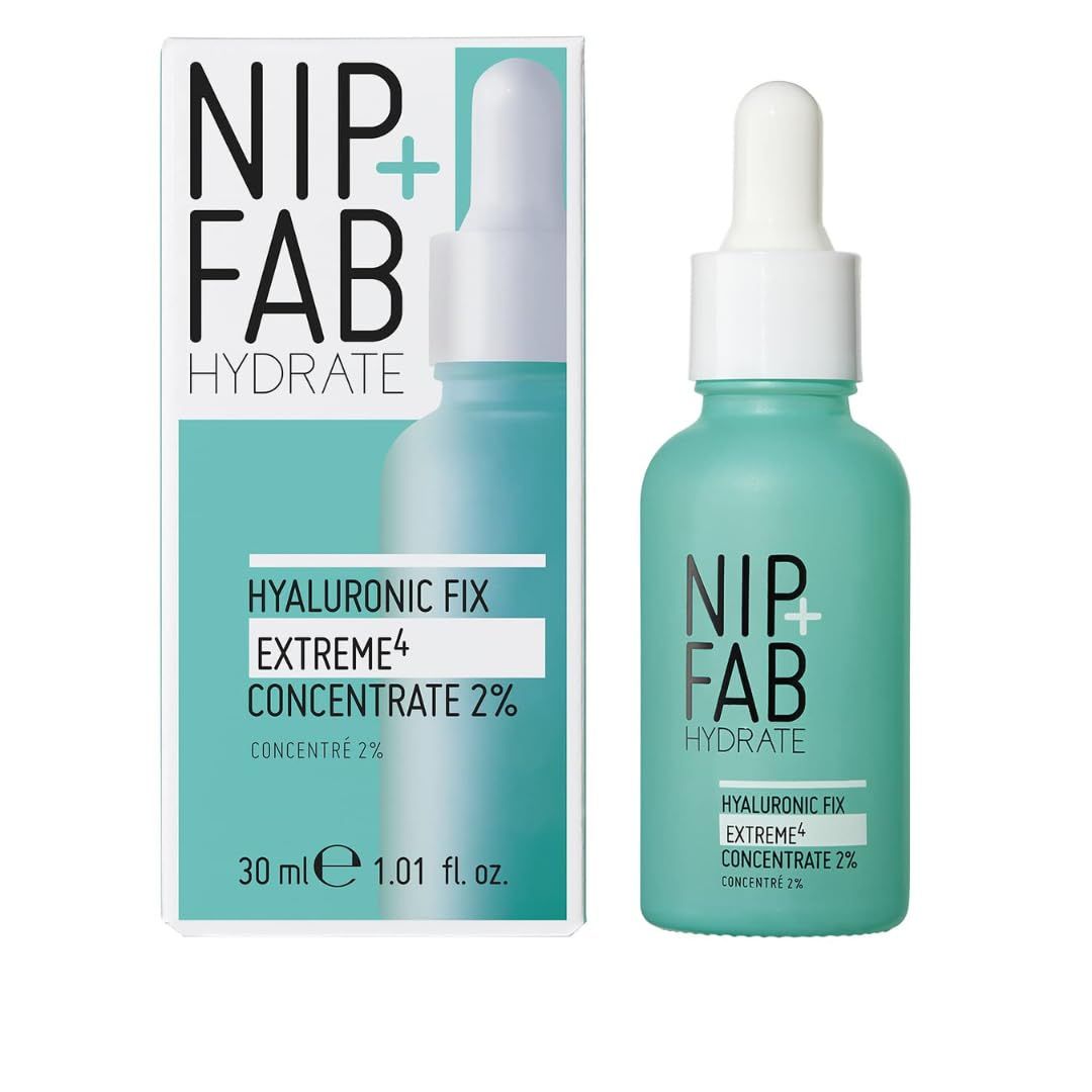 Grüne Flasche mit weißem Deckel und Etikett. Text: NIP+FAB, HYDRATE, HYALURONIC FIX EXTREME4 CONCENTRATE 2%. Verpackung daneben.