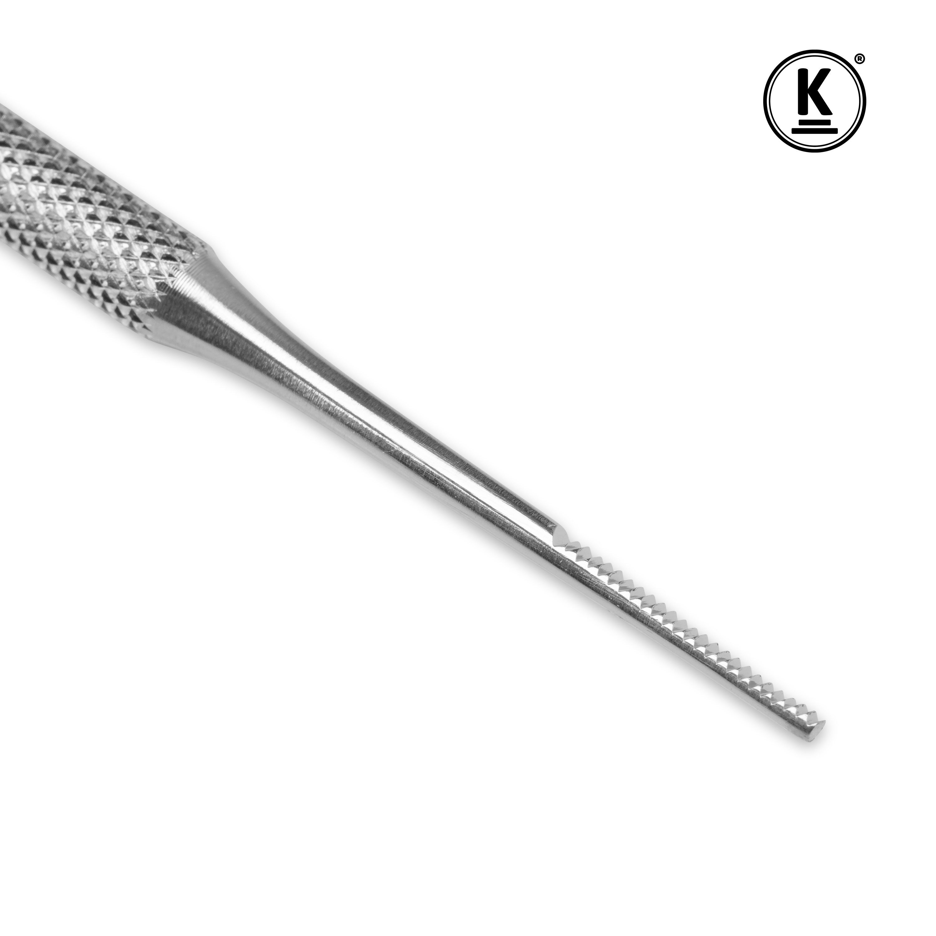 Close-up van de punt van een metalen nagelvijl. Gekarteld oppervlak. Logo 'K' op de achtergrond.
