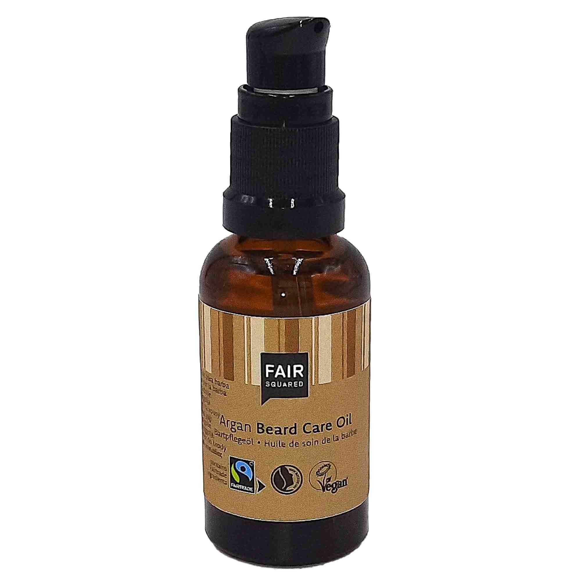 Braune Glasflasche mit schwarzem Pumpkopf. Aufschrift: FAIR SQUARED, Argan Beard Care Oil. Vegan-Siegel.
