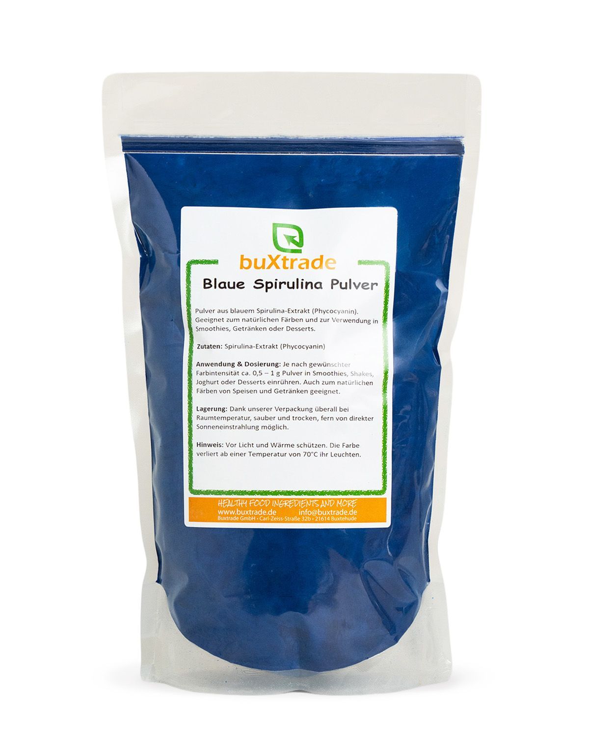Verpackung mit blauem Spirulinapulver und Etikett mit Produktinformationen.