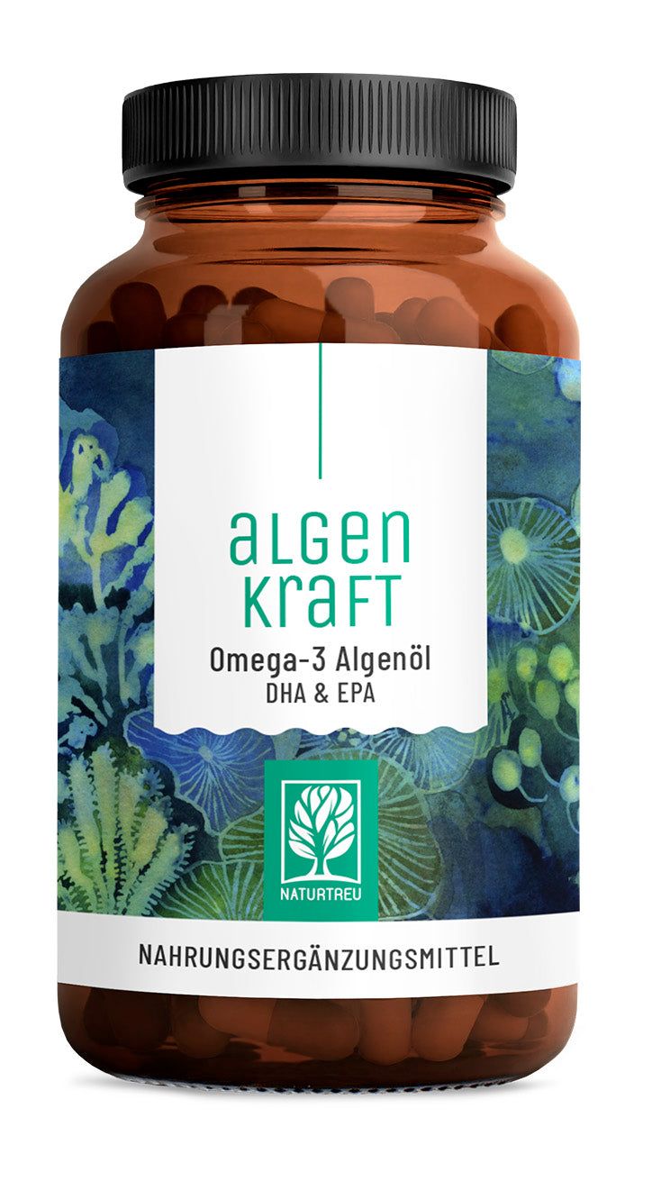 Braune Flasche mit schwarzen Deckel. Weißes Etikett mit grüner Schrift: Algenkraft, Omega-3 Algenöl, DHA & EPA. NATURTREU® Logo.
