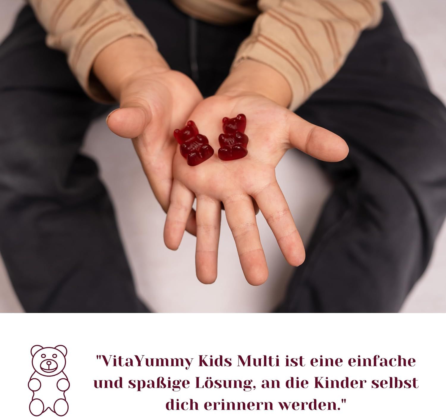 Hände halten zwei rote Gummibärchen. Text: VitaYummy Kids Multi ist eine einfache und spaßige Lösung, an die Kinder sich erinnern werden.